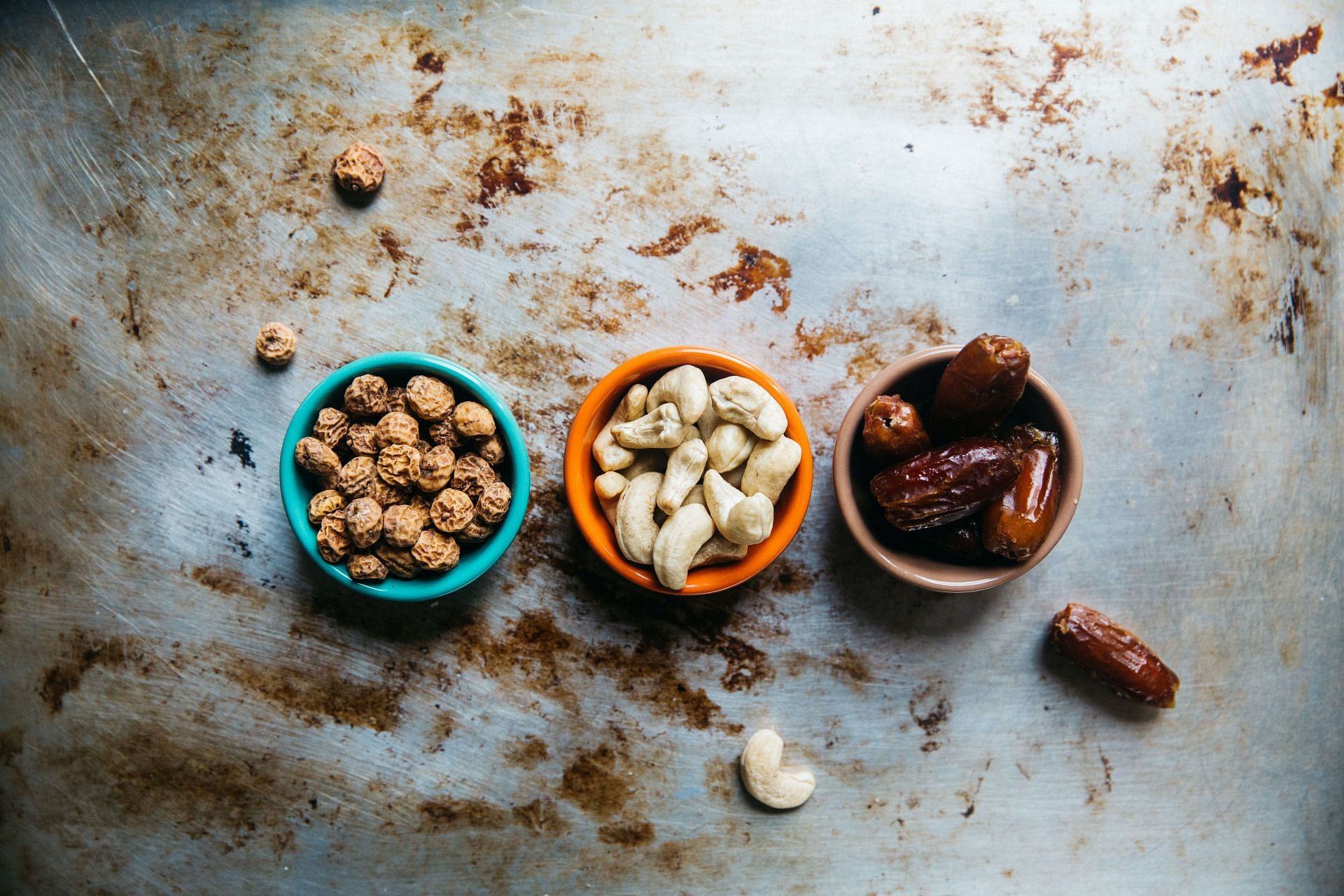 Keep healthy snacks in front of the shelves. (Image via Unsplash/ Rachael Gorjestani)